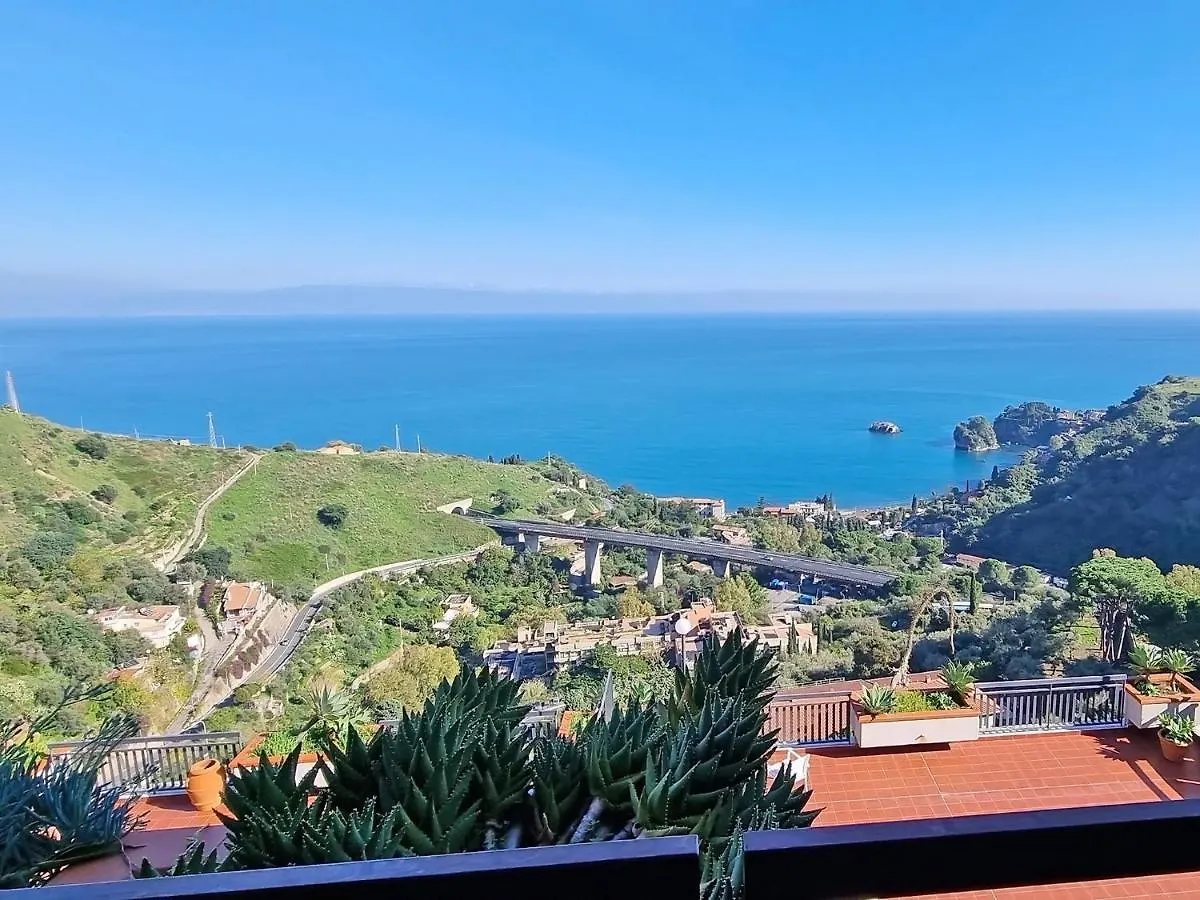 Little Paradise تاورمينا
